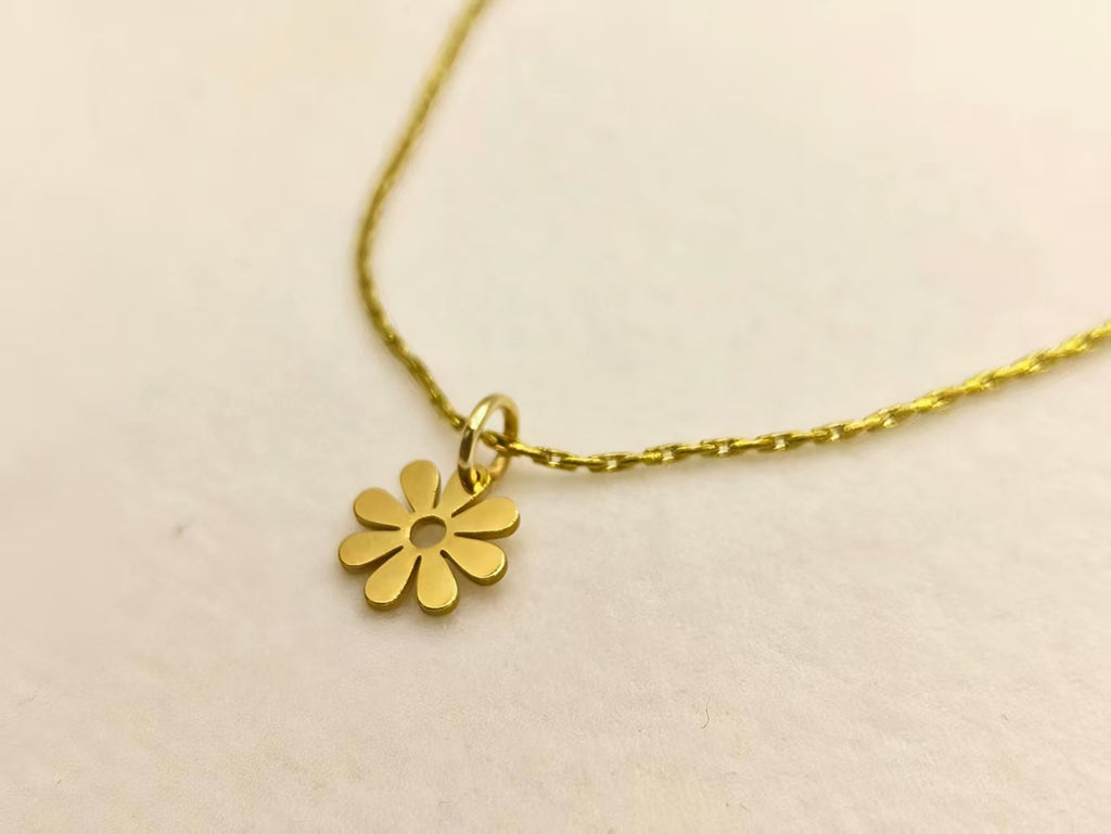Dainty Daisy Necklace | 18K Gold Plated Stainless Steel Pendant Necklace